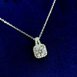 Dazzling Silver Necklace with Crystal Pendant
